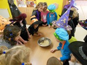 Halloweenský čarodějný den s karnevalem